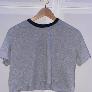 Croppad t-shirt - Croppad t-shirt från Nelly, storlek xs, bra skick 