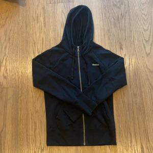Reebok zip-up - Säljer denna super trendiga och sköna svarta reebok zip-up! Så bra skick!