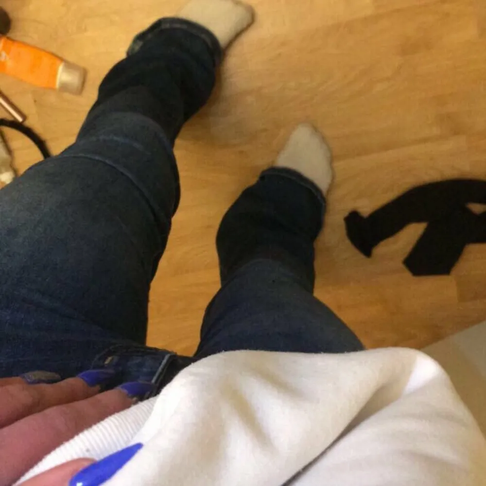 Hejj nu säljer jag mina snygga bootcut jeans med eldflammor🔥 Har använts ett par fåtals gånger säljer pågrund att dem bara livet i garderoben och tyvärr ej används. Dem är i storlek XS men skulle även passa en XSS och en S för dem är så stretchiga och jätte bekväma❤️ hör av er vid frågor eller bilder eller om man vill köpa dirket!. Jeans & Byxor.