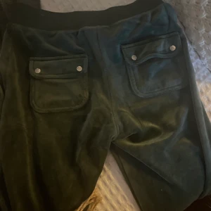 Juicy couture dark Moss  - Pågrund av väldigt många oseriösa bud läggs dessa upp igen, observa att ett bud är bindande och kan därför inte ändras, lägg inget bud om du inte har pengar eller om du inte tänkte köpa, kommer sätta negativt på er som gör. Byxorna är i storlek xs, har kvitto på dom. Köpta för en månad sen tillbaka. Färgen är slutsåld både i Sverige och utomlands. Om jag inte får ett bra bud, behåller jag dom då dom är väldigt populära. Färgen heter dark moss. HAR EN SKADA PÅ BENET, INGET HÅL Köp direkt för 1300