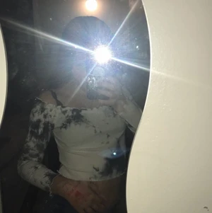 Shein, svart/vit långärmad magtröja XS❤️ - Storlek: xs, kan förekomma spår av katt,kanin, lätt att töja ut/ stretchig, magtröja, långärmad, shein, använd 2 gng, tvättar innan köp, pris: 55+frakt 12. Summa: 67