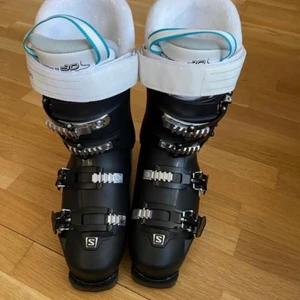 Salomon pjäxor 90W PRO - Säljer ett par nästintill splitternya slalompjäxor för 1999kr. Använda i tre (3) åk då visade sig vara för små.                                                                     Nypris: 2990kr på Stadium                                                      Modell: Salomon pjäxor Sport 90W PRO                        Storlek: 24-24,5 på Salomon språk.                            Motsvarar EU 38-38,5.                                                          ❄️☃️⛷ Går super bra att mötas upp o testa!