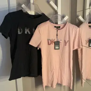 Säljer två oanvända DKNY T-Shirts i stl S men passar XS-M. Inköpta för 39,90$ styck och säljs nu för 150kr styck eller 200kr för båda. Som sagt jättefina T-Shirts i nyskick. En prislapp finns kvar. Kan självklart stryka tröjorna innan dem överlämnas. 