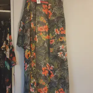 Lång blommig kimono, oanvänd, prislapp kvar, nypris 169kr.