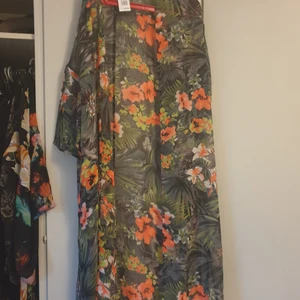 Lång kimono - Lång blommig kimono, oanvänd, prislapp kvar, nypris 169kr.