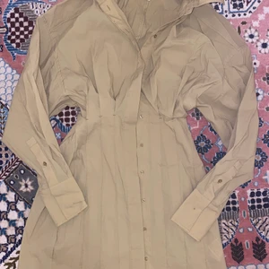 H&M klänning  - En väldigt fin klänning från H&M som aldrig blivit använd, i avslappnad design men åtsittande i midjan för att få en perfekt siluett. 