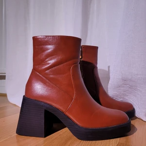 Boots med klumpiga klackar - Snyggaste skorna som förtjänar att användas mer! Jag har använt dom tre gånger. Köpta för 500 på asos där de inte längre finns att köpa. Inga synliga slitningar