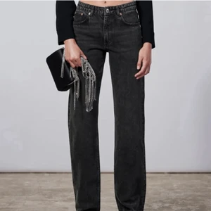SLUTSÅLDA zara jenas - As fina slutsålda zara jeans i strl 36 i modellen mid waist straight jeans 💞 Använda endast en gång dock klippta så d passar mig som är 165, säljer då ja köpte ett par andra jag gillade mer. Kör direkt 350kr