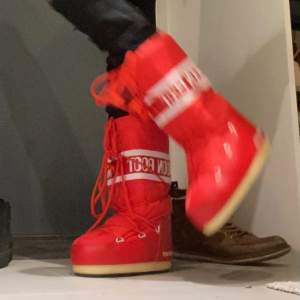 Helt nya röda Moon Boots med prislappen på. Säljer mina oanvända Moon Boots som är trendiga nu. Original pris 1495 kr. Dom är i storlek 36-39 då de passar olika.💕