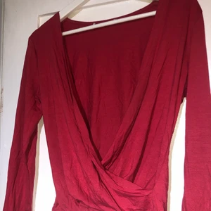 Röd urringad tröja - Super fin och bekväm urringad tröja