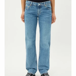 Arrow jeans weekday - Lågmidjade jeans från weekday som inte används. Jätte bra skick💖köpte för 500 i somras