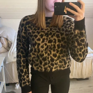 Stickd Leonard tröja - Jätte fin stickad Leonard tröja från NA-KD. Är som i ny skick. Ny pris 549kr💕🐆