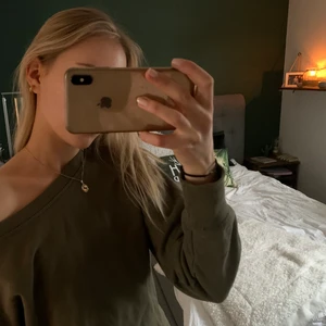 Grön sweater  - fin grön (militärgrön typ) tröja i bra skick, köpare står för frakt💚💚