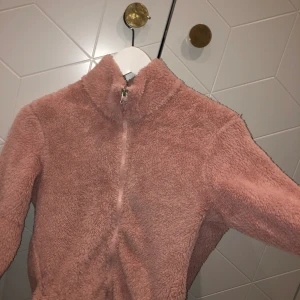 McKinley fluffig tröja  - Använd få gånger, bra kvalite och jätteskön och varm <3 Finare färg i verkligheten 