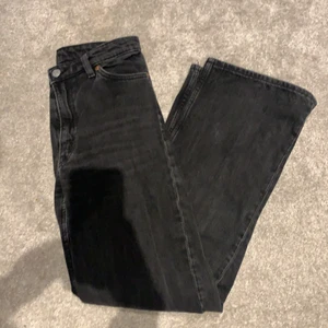 Svarta vida jeans - Svarta vida jeans från monki🫀