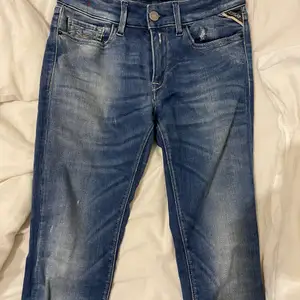 Superfina lågmidjade replay jeans! Säljer pga av för små, W25 och L32. 