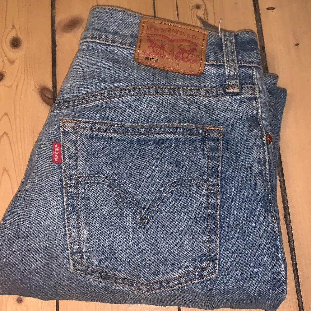 Blåa Levis jeans med hål på knäna nästan aldrig använda . Jeans & Byxor.
