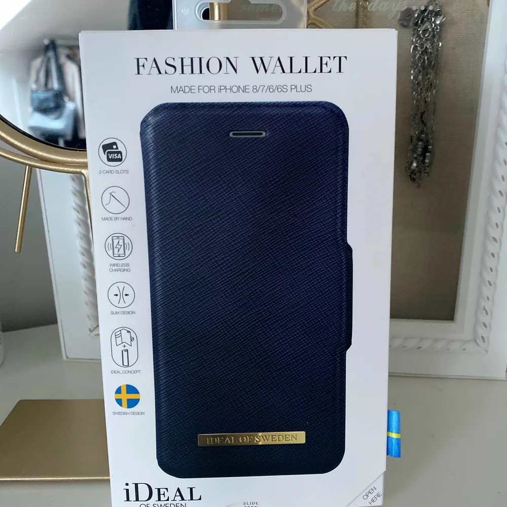 Jättefint blått plånboksskal från Ideal of Sweden. Det är helt oanvänt och därför i superbra skick. Passar tyvärr inte min mobil längre så därför vill jag gärna att det kommer till någon som kan ha det! . Övrigt.