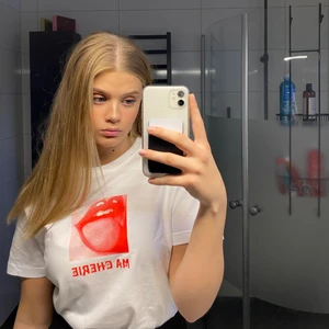 HOV1-merch ”Ma Cherié” i strl S/M - Har ägt denna HOV1 merch ett tag nu och tycker att den ska få en ny ägare! Har använts max 3 gånger och är fläckfri, i nyskick och perfekt för ett HOV1 fan☺️ som ni kan se på bilden är passformen lite ”pösig”, vilket gör att den definitivt passar som M-storlek också! Detta är min egna bild. Nypris 800kr, pris kan diskuteras! Hör gärna av dig vid fler frågor❤️