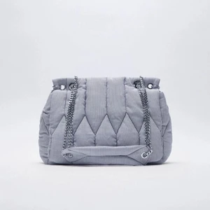 Väska  - Jättefin väska från zara men kommer inte till användning av mig längre, har en lite fläck på baksidan men inget man tänker på (se sista bilden) 🖤