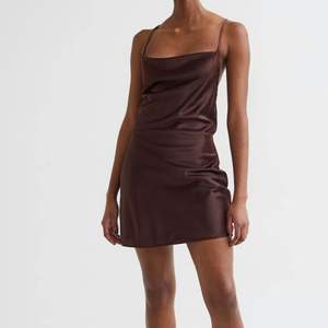 Säljer denna jätte fina bruna klänningen med öppen rygg och lös vid bysten. Super fin och festlig men ändå så simpel💕⚡️Säljer då jag råka köpa i fel storlek. Har användt endas 1 gång då den inte alls är sliten eller bär fläckar på sig!!⚡️