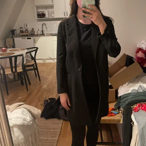 Svart kavaj - Bra skick för att vara ca 4år gammal, smal passform