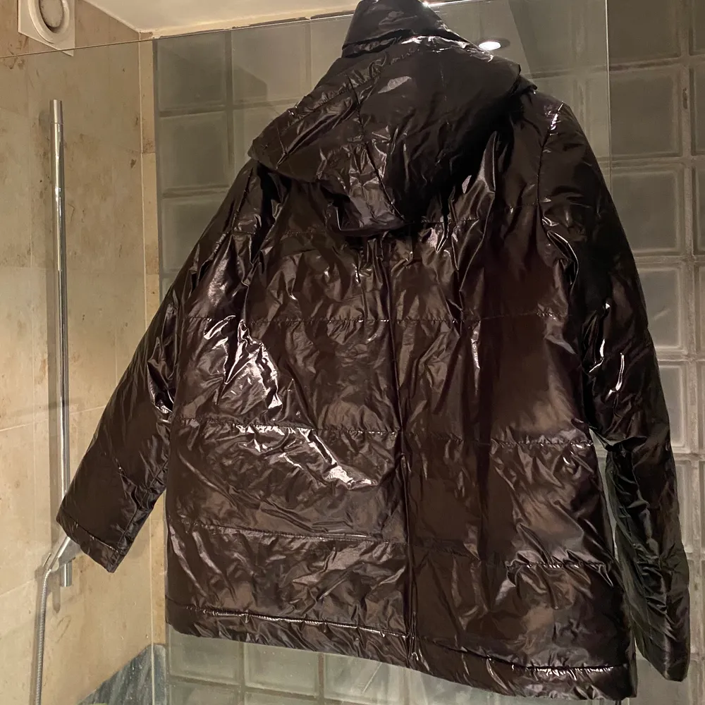 Sjukt snygg! Har använt den 1 och en halv vinter och har inte fått en ända skada. Är varm och jätteobekväm, säljer pga av att den inte är min stil längre :( Köpte den här på Plick för 200kr därav det låga priset! Finns ej att köpa ny längre. . Takit.