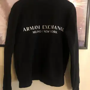Jättefin svart Armani sweatshirt storlek M. Endast använd ca 2ggr