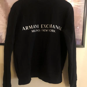 Armani sweatshirt storlek M i nyskick - Jättefin svart Armani sweatshirt storlek M. Endast använd ca 2ggr