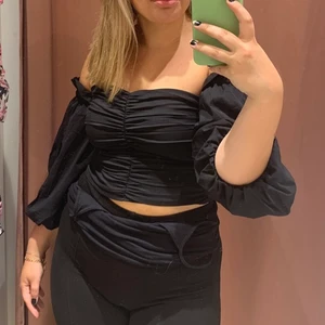 Off-shoulder topp - Storlek 38. Sitter bra och stabilt på armarna trots off-shoulder. Från Gina Tricot, knappt använd.  Frakt tillkommer✨