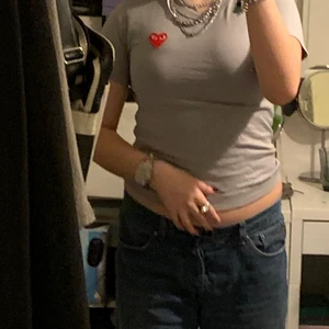 COMME des GARCONS - Säljer denna superfina tröja från Comme des garcons. Köpt för 1000kr men behöver sälja den för den har blivit för liten för mig tyvärr😢 XS men passar även S