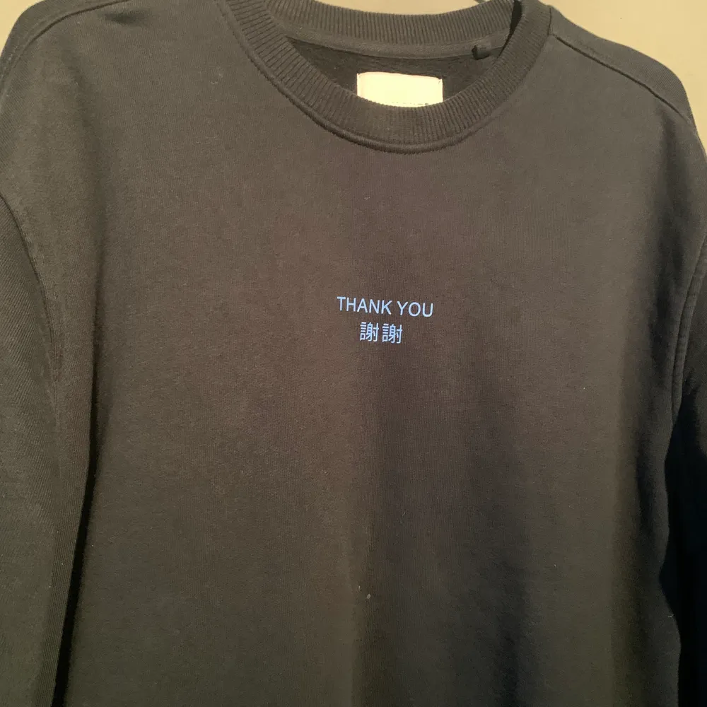 Mörkblå Vailent sweatshirt ifrån carlings, storlek M, säljer då den inte kommer till användning längre  . Hoodies.