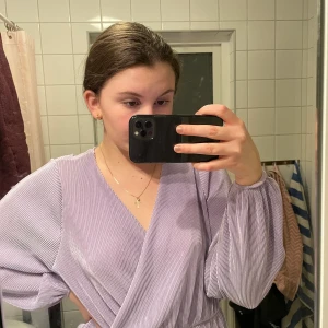Lila blus - Ljuslila blus från Monki, strl M