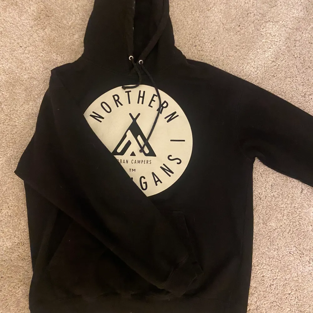 Northern hooligans hoodie säljes. Inte använt så mycket. köpte våren 2021. Ny pris:900kr. Hoodies.