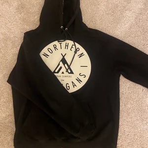 Northern hooligans hoodie storlek L - Northern hooligans hoodie säljes. Inte använt så mycket. köpte våren 2021. Ny pris:900kr