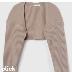 Söker denna  - Söker den här tröjan! Först och främst i den här färgen men även i svart eller vit för bra pris❤️ hör av dig! Skulle kunna tänka mig att betala 50-150kr för en😘