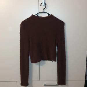 Brun croppad tröja från Zara i storlek small. Nytt skick och använd bara 1 gång. 