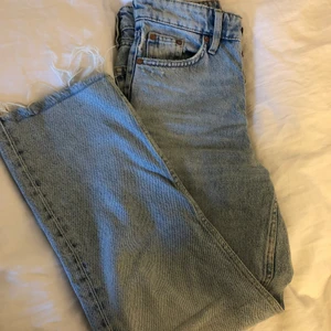Zara jeans - Lite croppade jeans från zara i fin ljus tvätt! Storlek 36💜