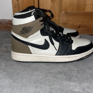 Nike jordans kopior - Riktigt fina för att vara använda i ett halv år! Finns små lim fläckar sen tidigare ägare vid sulan, ett av skosnörena har slår Knut men det är bara att köpa nya det kostar runt 30 kr och sulan i skon har böjt sig lite men inget som märks av. Skickar bild på dom för dom som är intresserade! OBS dom är kopior! (JAG KÖPTE DOM RUNT 1000 lappen)