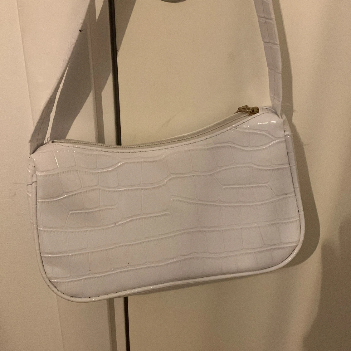 Vit axelväska med ormmönster