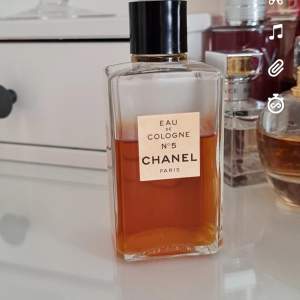 En stor gammal flaska / Vintage Chanel  8x4.5cm   100ml från början, då doften passar inte mig, parfymen har stark doft.