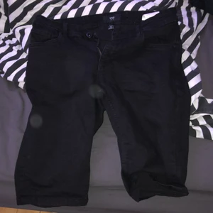 Svarta jeans shorts storlek M  - Shortsen är storlek M och jag har haft dom sen i somras, men dom har inte använts mycket så du är hela och fina