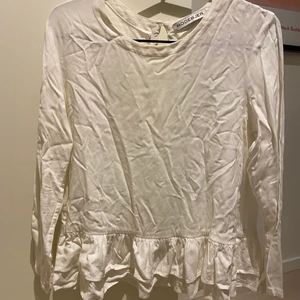 Rodebjer - Fin rodebjer topp, skrynklig pga. Legat i garderoben. Fint skick. Skicka lätt med PostNord eller mötas i Stockholm.