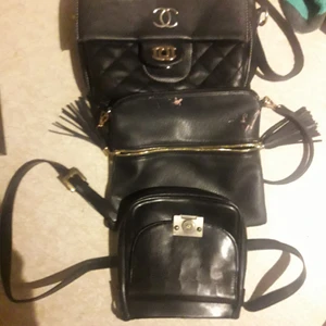 Väskor - 3 st svarta axelväskor 150:- står eller 300 för alla 3