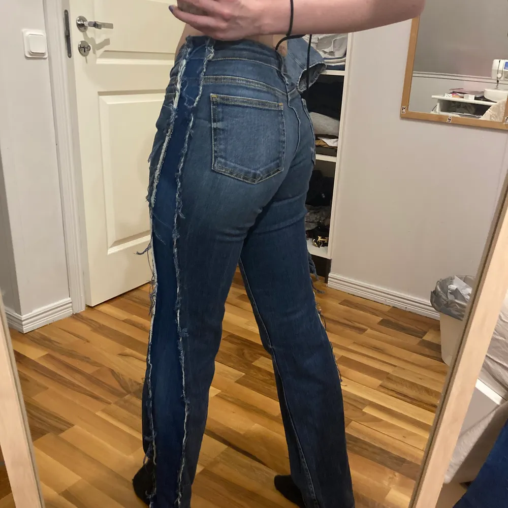 Säljer mina jeans som jag har gjort själv storlek xs köparen står för frakten❤️. Jeans & Byxor.