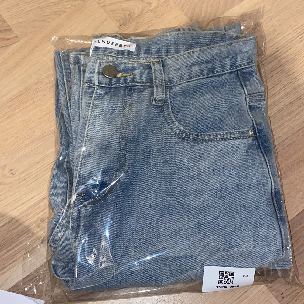 Köpte dessa jeans från Venderbys i storlek M för 550kr för ett tag sen men då posten strula så fick jag inte dom förens nu och det går ej att lämna tillbaka. Upplevde att dom var lite mindre i storleken så skulle säga att de passar någon som har storlek S💕 endast testade en gång och skickas så som de kom. Frakt 45kr, betalningen sker via swish.. Jeans & Byxor.