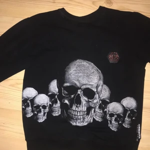 ÄKTA PHILIPP PLEIN tröja - Som ny! FAST d e röd färg på ena märket men man tänker it på det och går nog bort med nått medel! Används aldrig! Passar typ alla storlekar! Limited edition! ❤️❤️ BUDA eller först till kvarn bra skick/ som ny! 