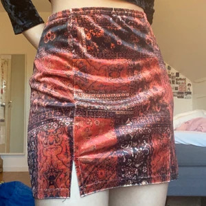 Söt kjol från UO - Superfin och oanvänd kjol i sammetsmaterial från Urban Outfitters, har bara inte kommit till användning :( priset inkluderar frakt. 