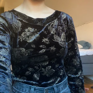 Sammetsbody - Jättefin body köpt för några år sen på Beyond Retro, jag har knappt använt den dock. Blommorna syns typ som på andra bilden i vanligt ljus. Frakt inkluderat i priset