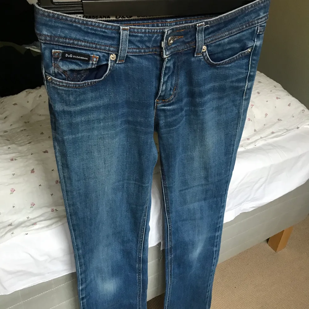 Blåa lågmidjade jeans från Dolce&Gabbana. Köpta på second hand. Jeansen är något utsvängda nedtill. Fram och bakfickor. Priset kan diskuteras👍🏼. Jeans & Byxor.